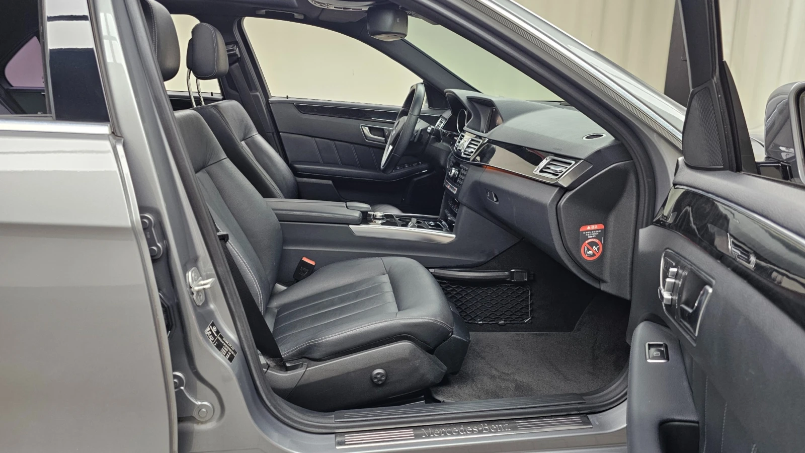 Mercedes-Benz E 300 * ПОДГРЕВИ * КАМЕРА * ПАНОРАМА * , снимка 11 - Автомобили и джипове - 55130092