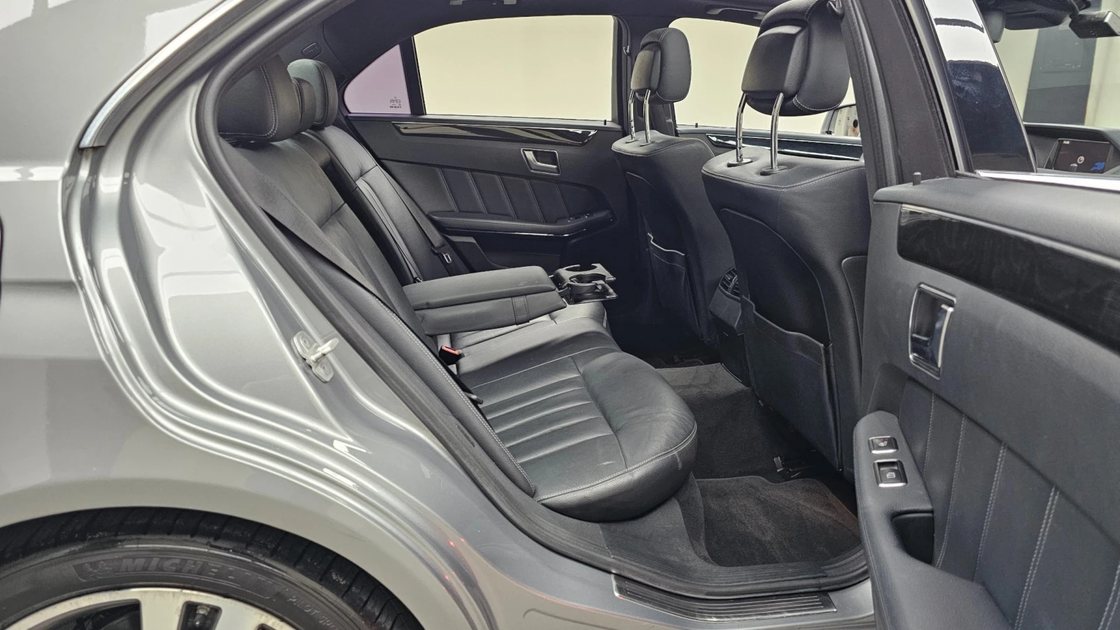 Mercedes-Benz E 300 * ПОДГРЕВИ * КАМЕРА * ПАНОРАМА * , снимка 12 - Автомобили и джипове - 55130092