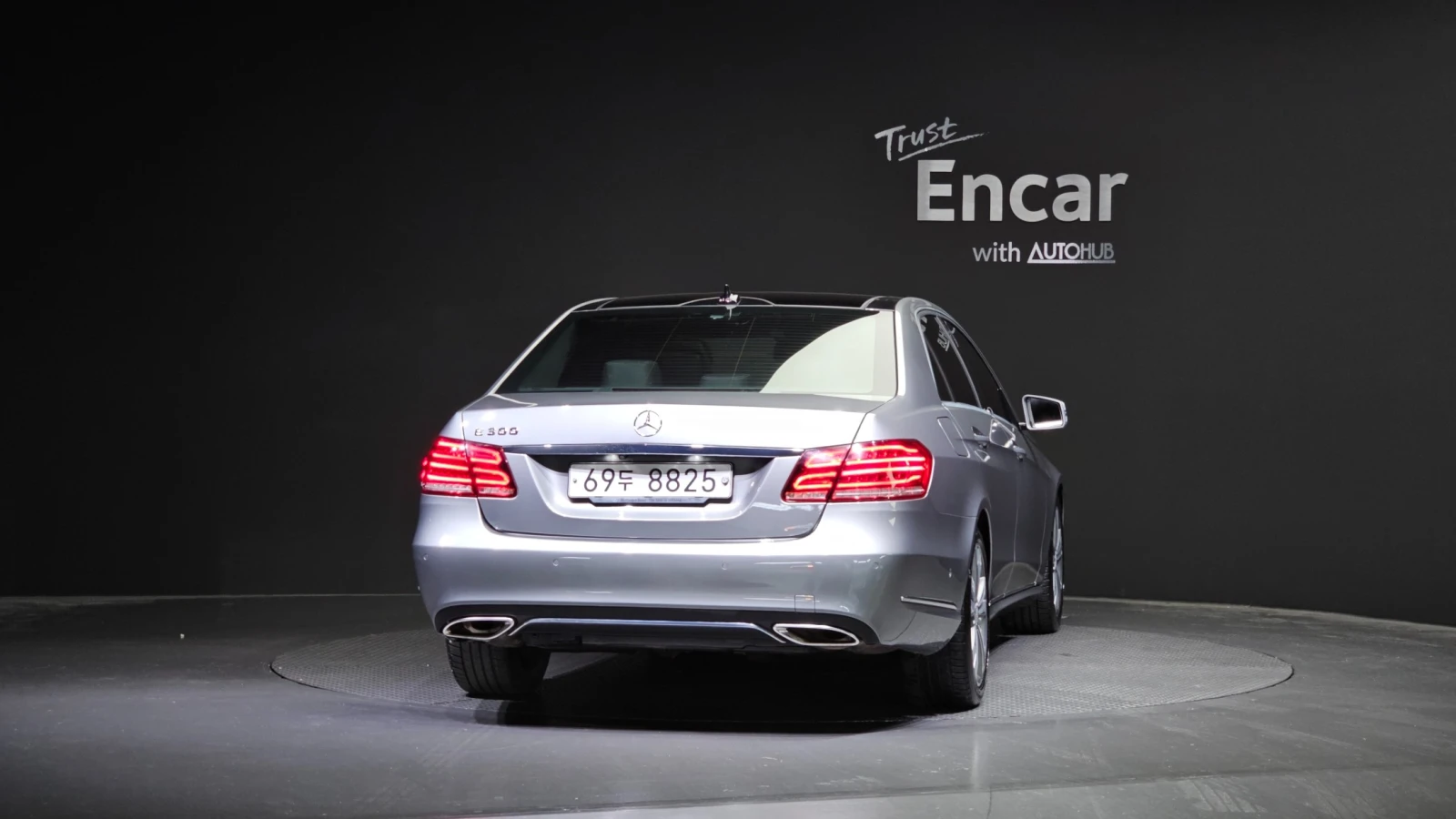 Mercedes-Benz E 300 * ПОДГРЕВИ * КАМЕРА * ПАНОРАМА * , снимка 4 - Автомобили и джипове - 55130092