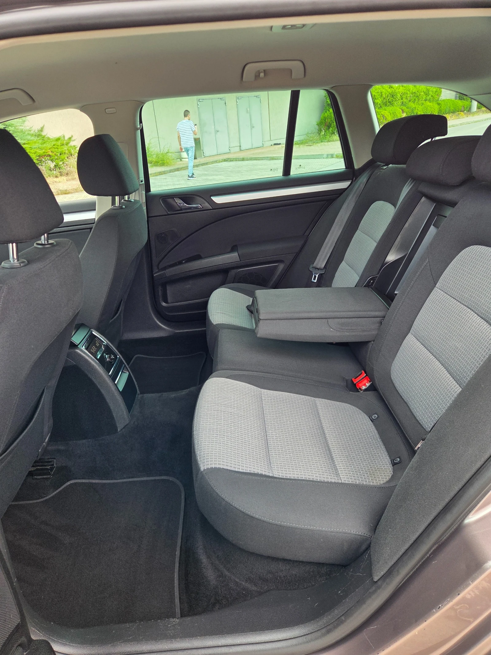 Skoda Superb 2.0TDI Безупречна, снимка 8 - Автомобили и джипове - 55314001