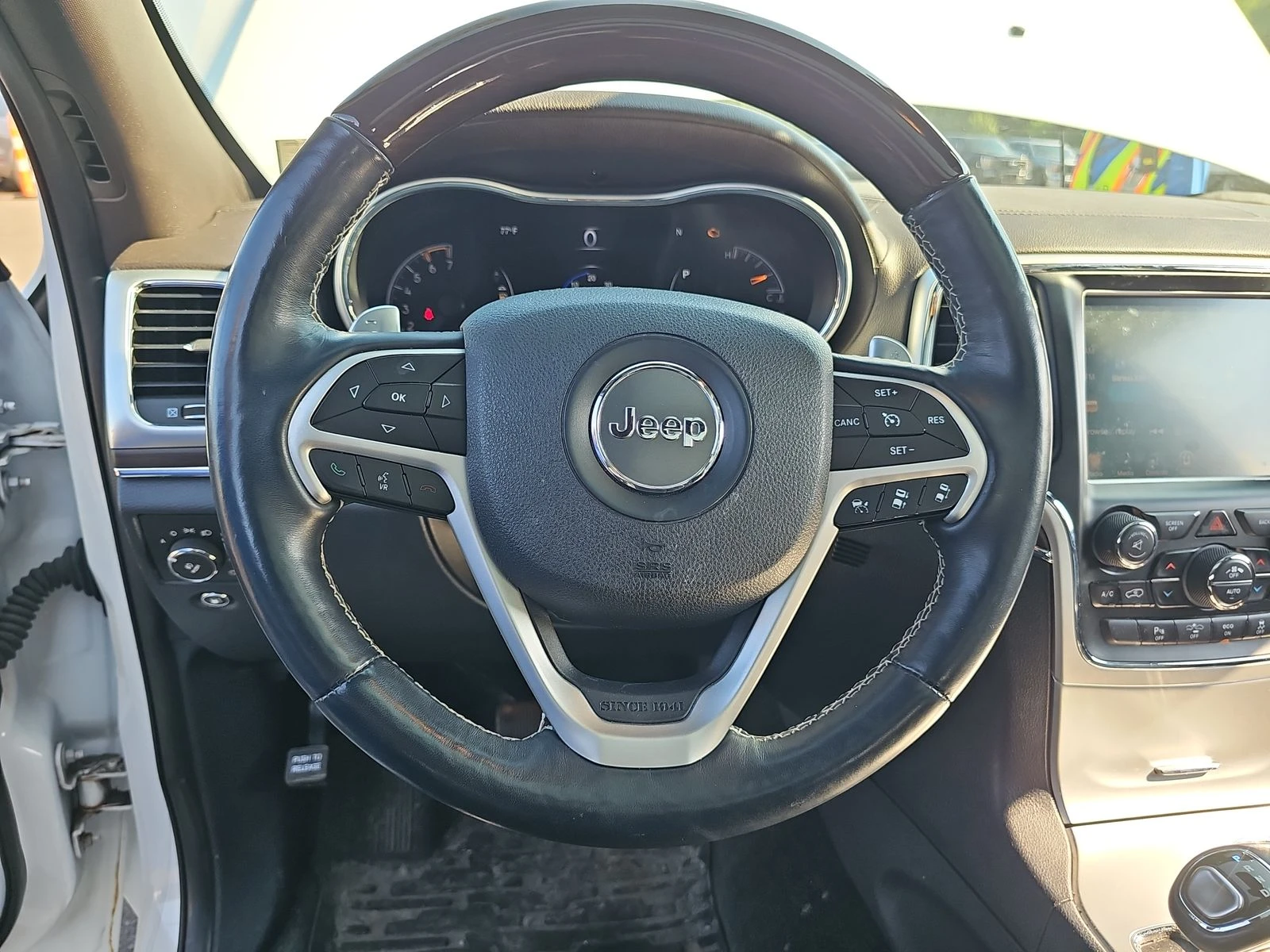 Jeep Grand cherokee Overland* 5.7HEMI* 8ZF* 4x4* Keyless* Обдух* Пано* - изображение 6