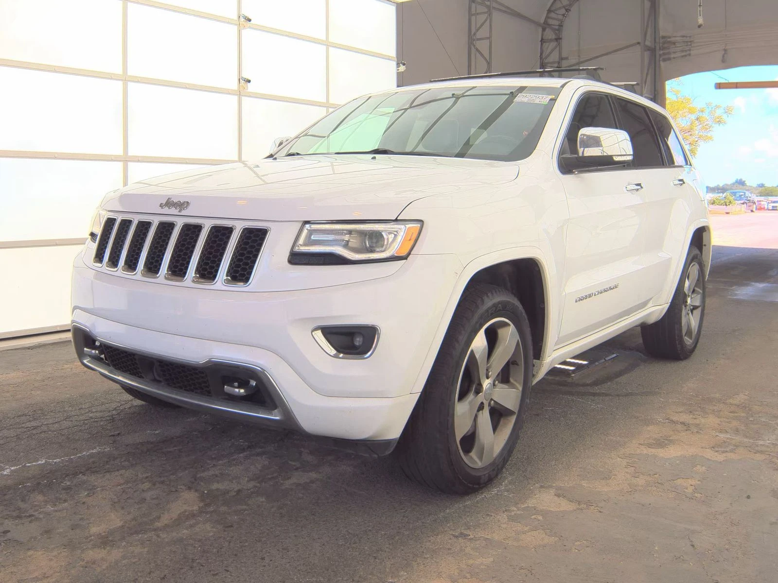 Jeep Grand cherokee Overland* 5.7HEMI* 8ZF* 4x4* Keyless* Обдух* Пано* - изображение 4
