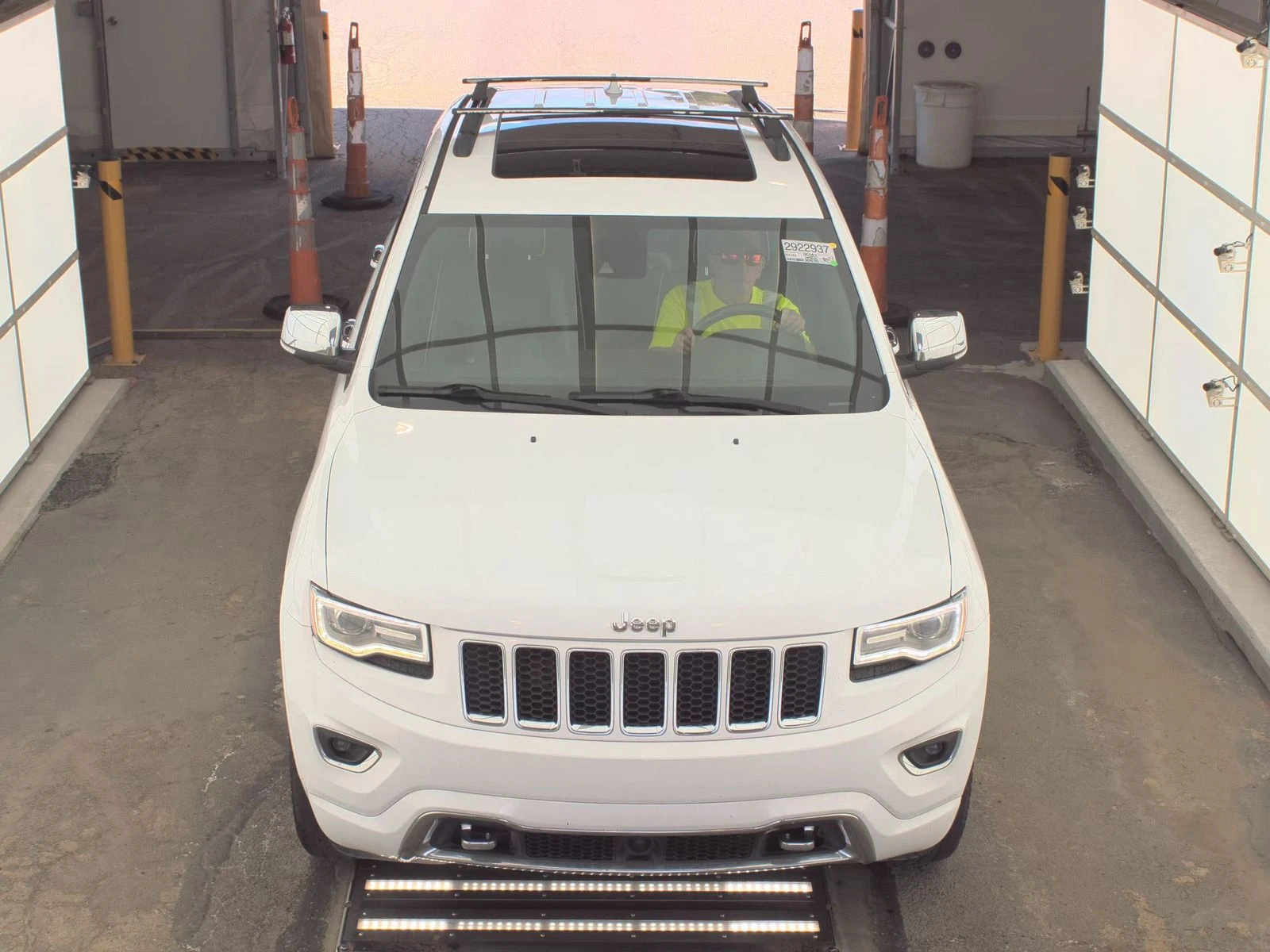 Jeep Grand cherokee Overland* 5.7HEMI* 8ZF* 4x4* Keyless* Обдух* Пано* - изображение 9
