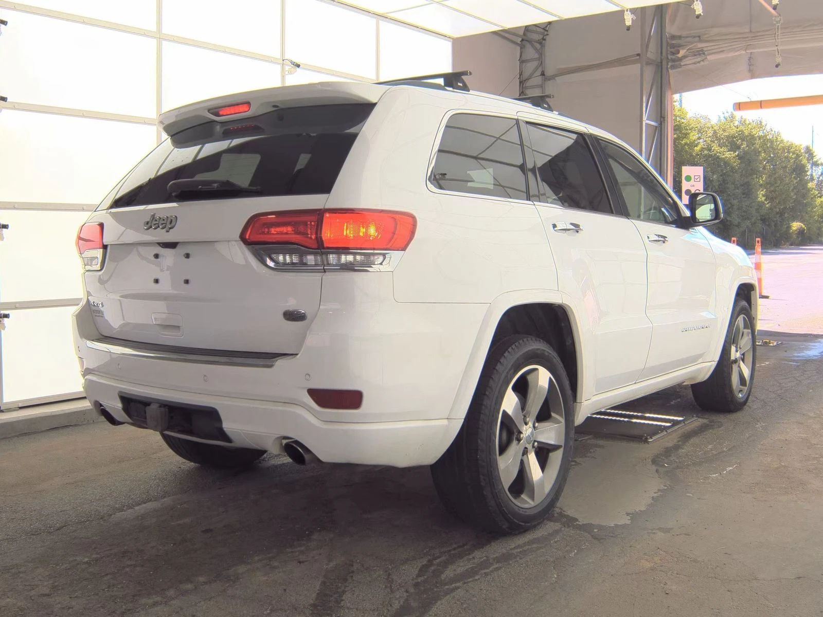 Jeep Grand cherokee Overland* 5.7HEMI* 8ZF* 4x4* Keyless* Обдух* Пано* - изображение 2