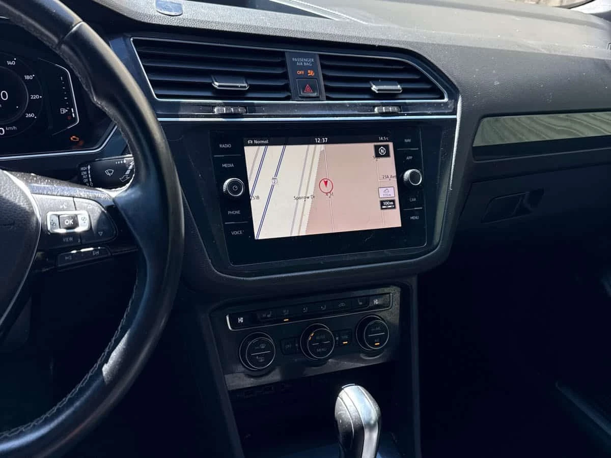 VW Tiguan * Highline * PANO* KEYLESS* ПОДГРЕВ* , снимка 13 - Автомобили и джипове - 54460649