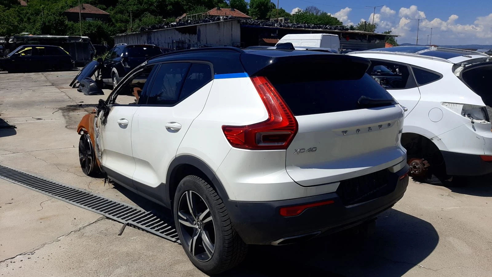 Volvo XC40 2.0i 4x4, снимка 3 - Автомобили и джипове - 54855876
