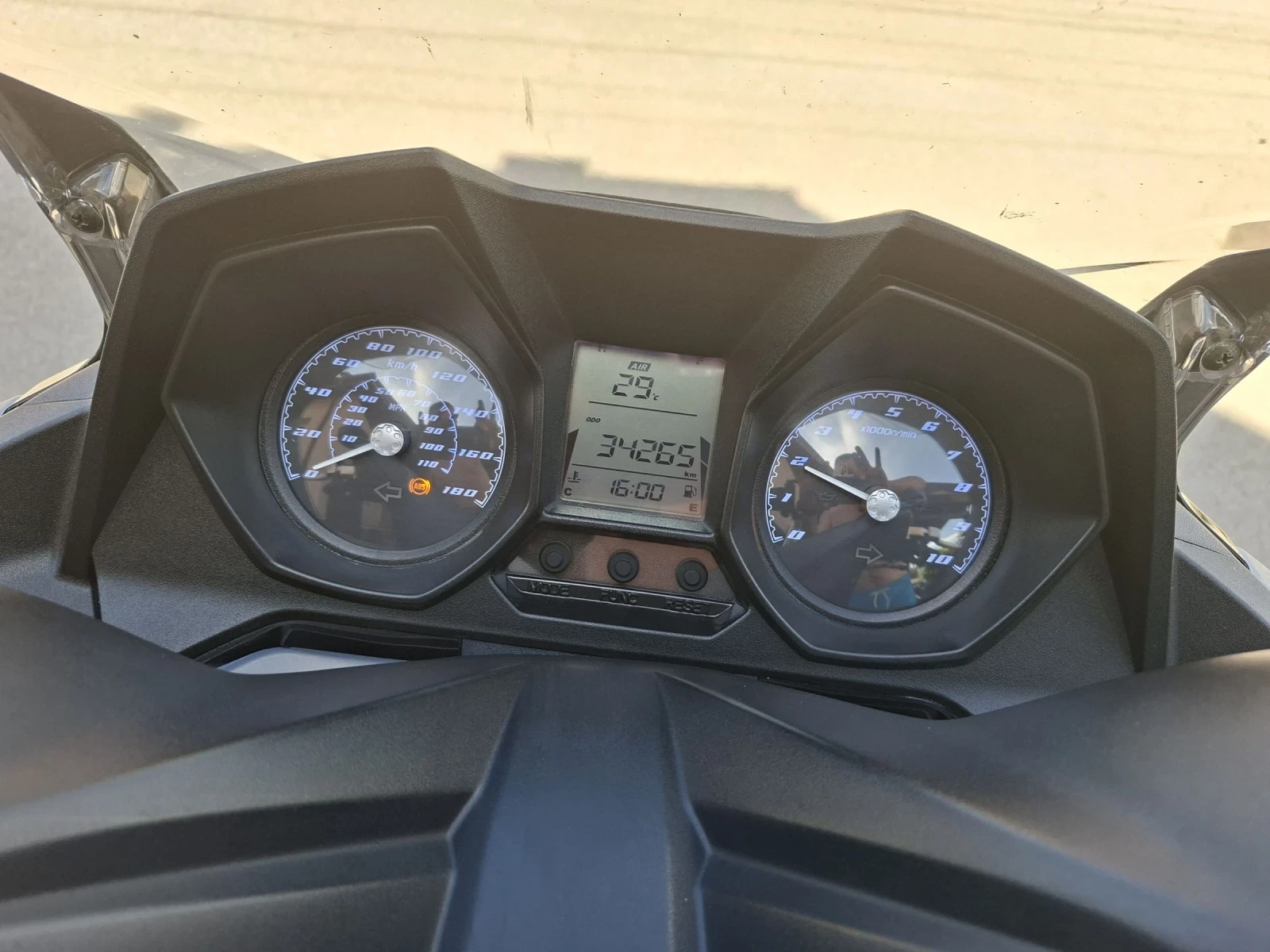 Kymco Downtown 350i ABS 100%доказуеми километри УНИКАТ, снимка 10 - Мотоциклети и мототехника - 54824903