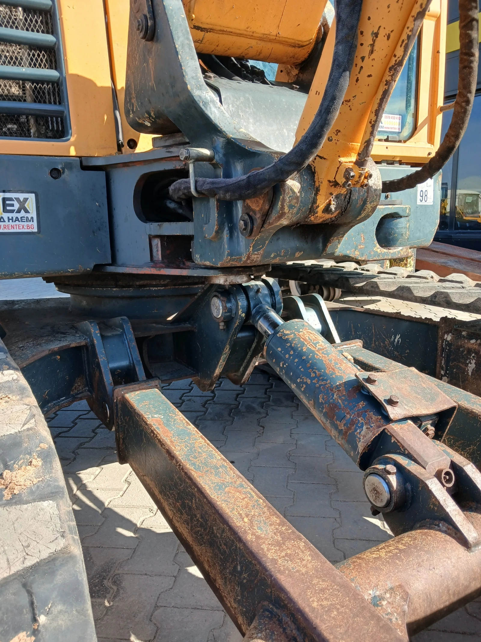 Багер Hyundai Robex 80CR-9