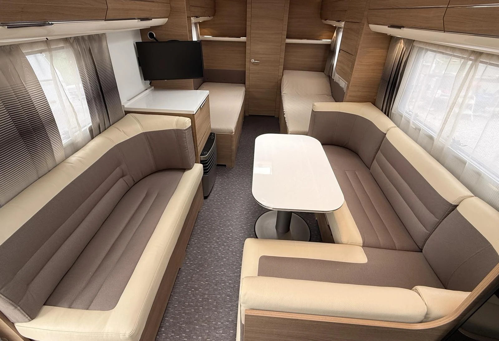 Каравана Adria Adora 613HT, снимка 11 - Каравани и кемпери - 56061985