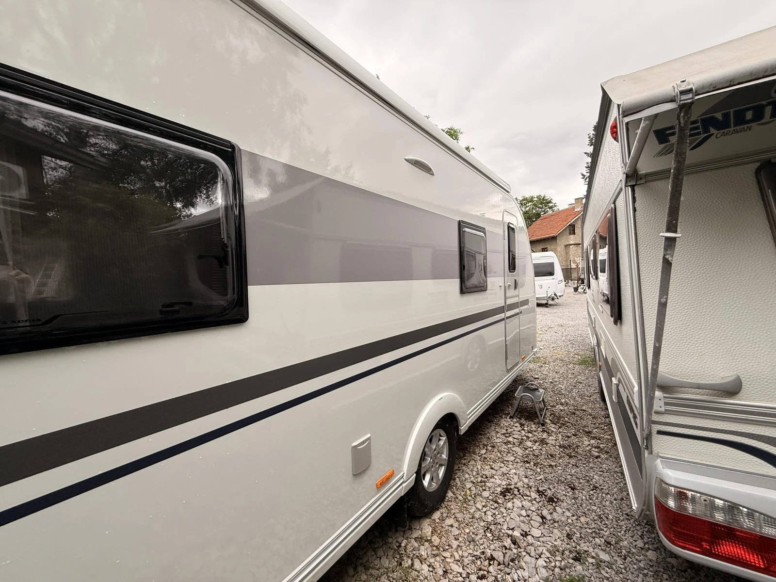 Каравана Adria Adora 613HT, снимка 3 - Каравани и кемпери - 56061985