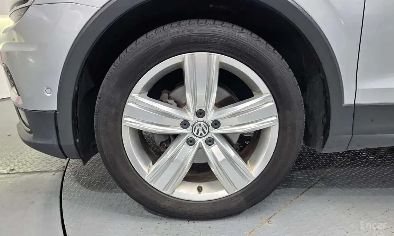 VW Tiguan * 2.0 TDI 4Motion Prestige * 360 * Обдухване * HUD, снимка 5 - Автомобили и джипове - 56310800