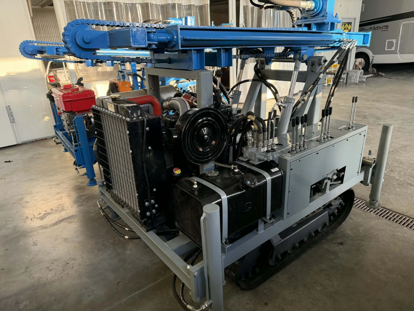 Други специализирани машини Друга Сондажна машина до 260м 100к.с. самоходна, снимка 4 - Индустриална техника - 53746080