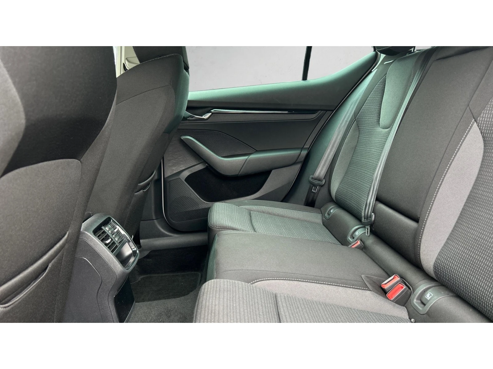 Skoda Octavia 2.0 TDi  M/T, Месечна вноска от 225  , снимка 11 - Автомобили и джипове - 54064719