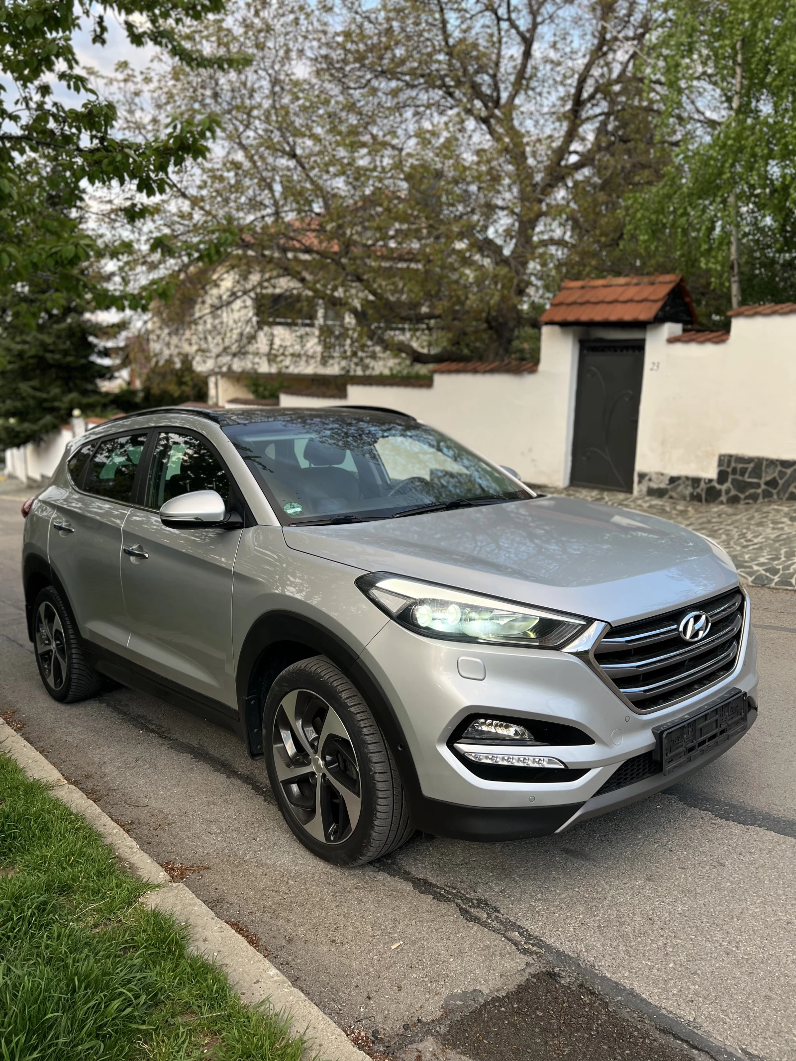 Hyundai Tucson 2.0-185hp Premium 4x4/История/Обдухване, снимка 3 - Автомобили и джипове - 54444422