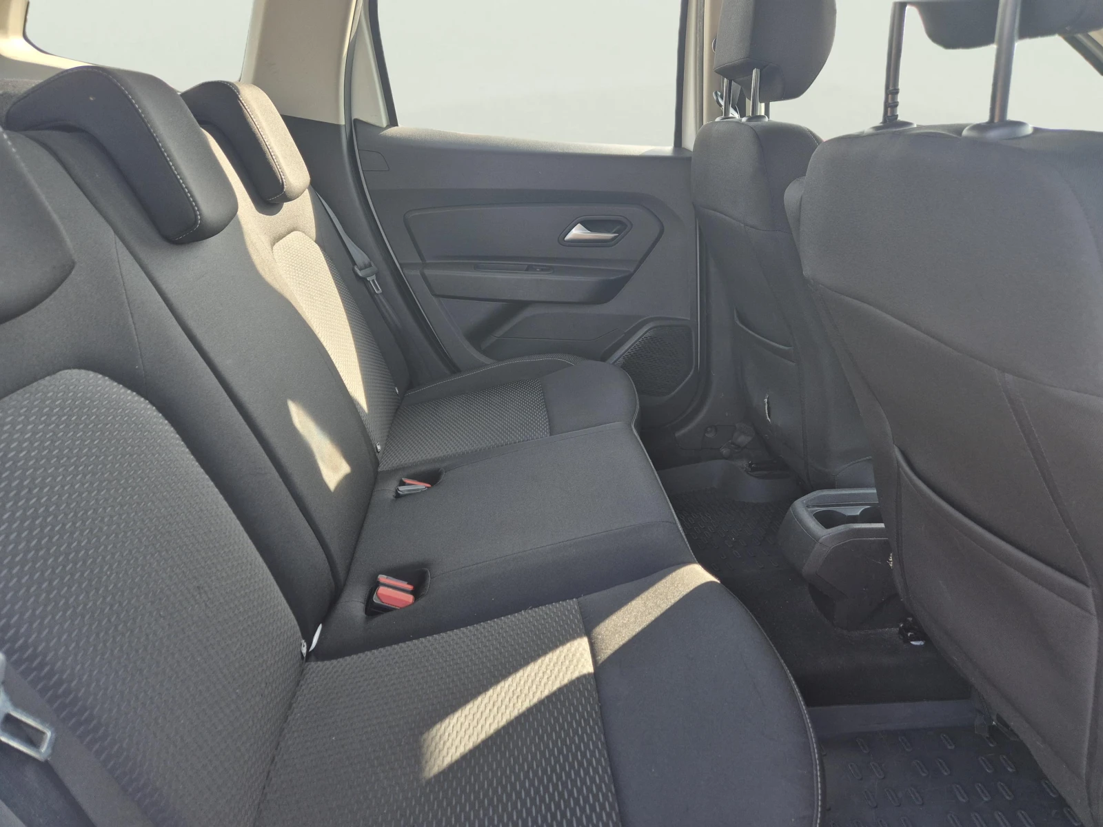 Dacia Duster 1.5 Diesel, снимка 8 - Автомобили и джипове - 54930024