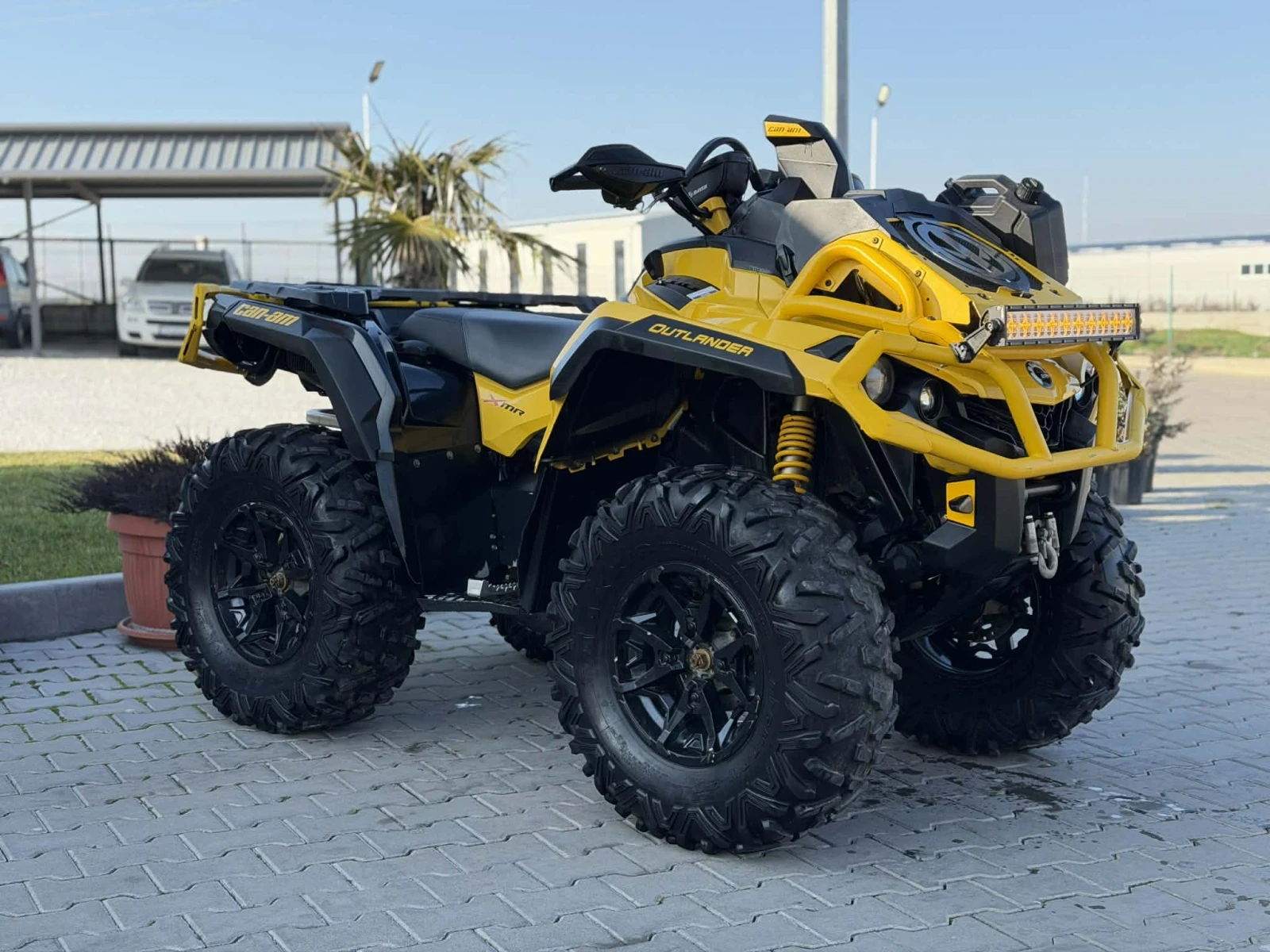 Can-Am Outlander XMR 