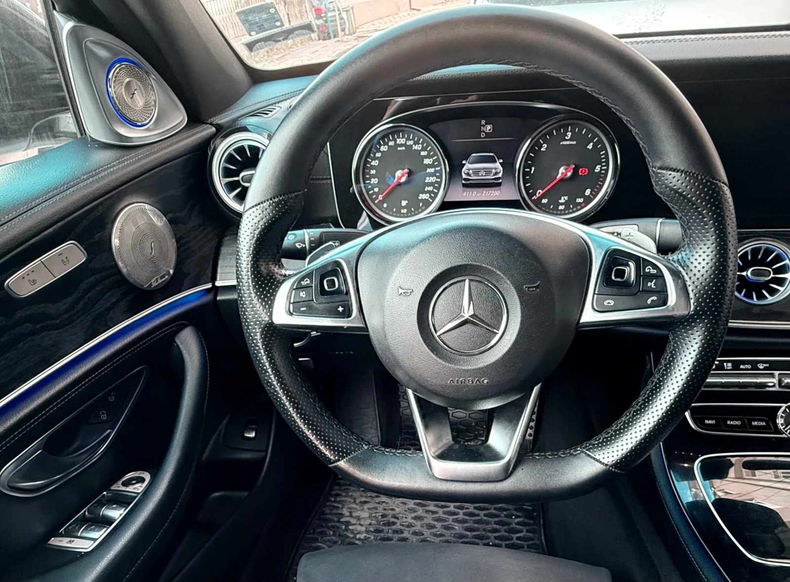 Mercedes-Benz E 220 63 AMG/ 360KAMERA/ 9G, снимка 11 - Автомобили и джипове - 53754592