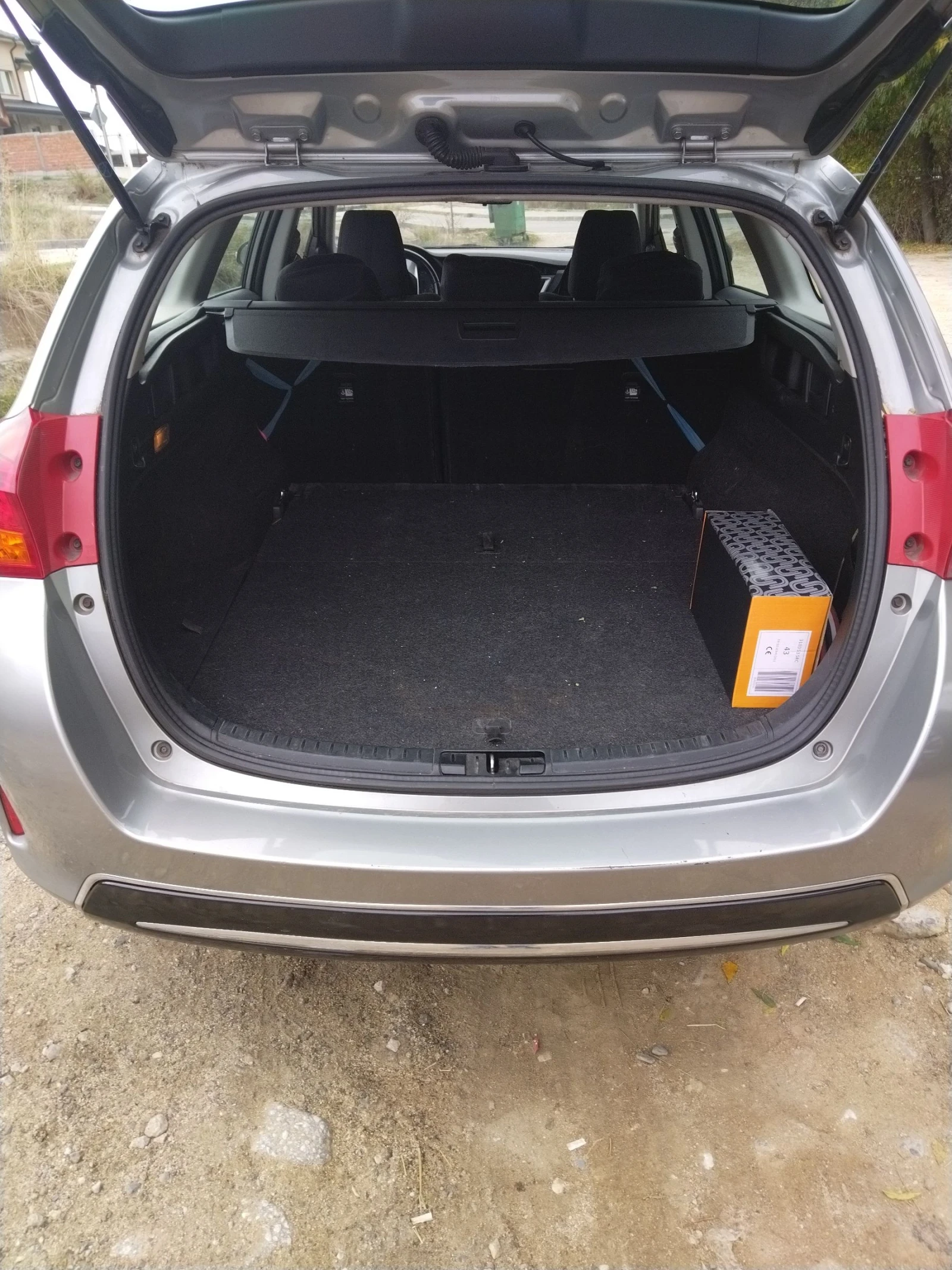 Toyota Auris, снимка 8 - Автомобили и джипове - 54415569