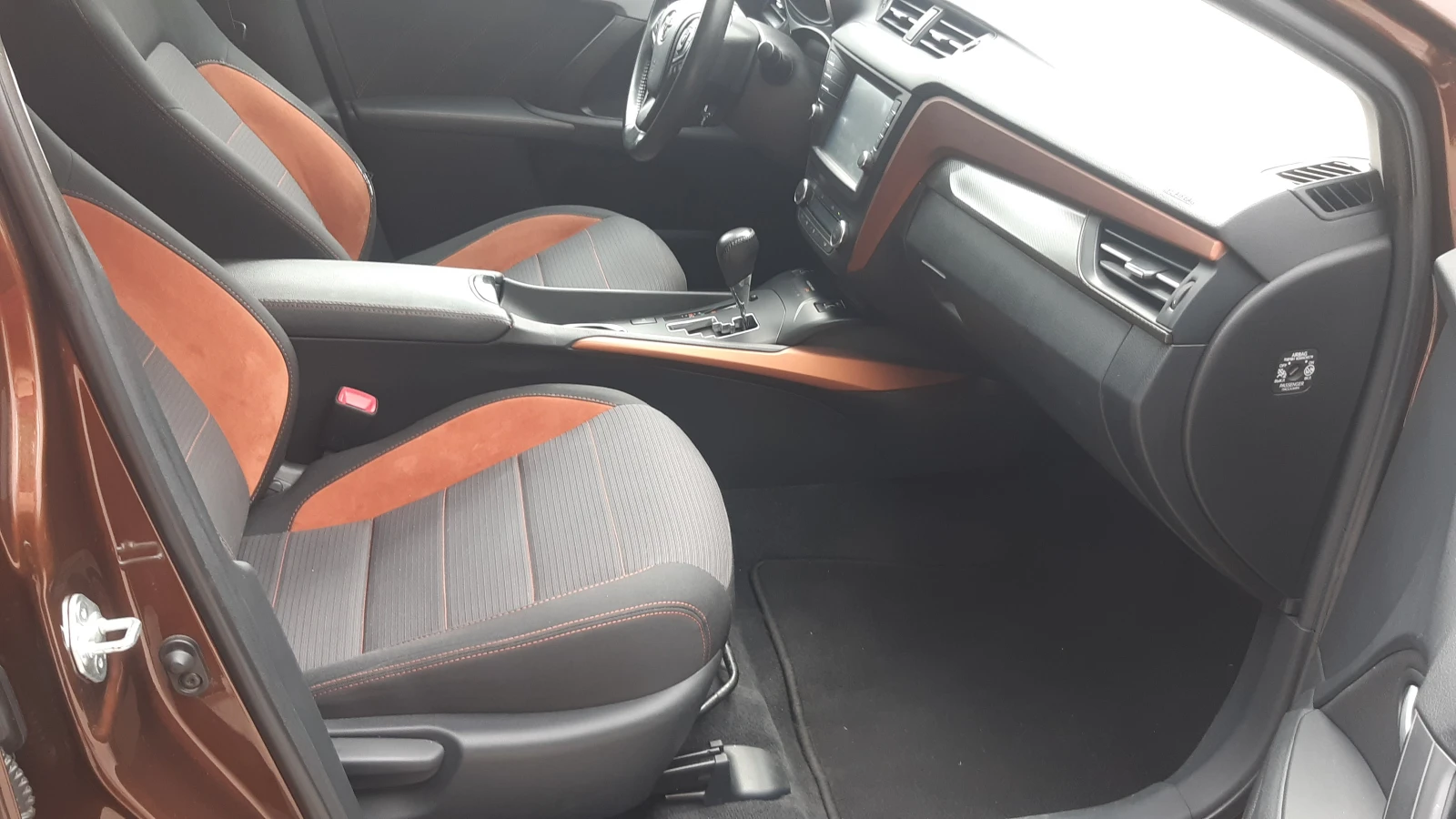 Toyota Avensis 1.8 VVTI , снимка 7 - Автомобили и джипове - 56349734
