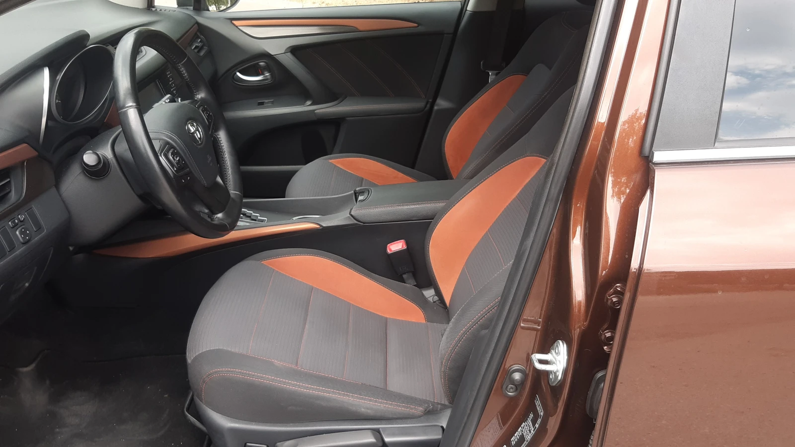 Toyota Avensis 1.8 VVTI , снимка 8 - Автомобили и джипове - 56349734