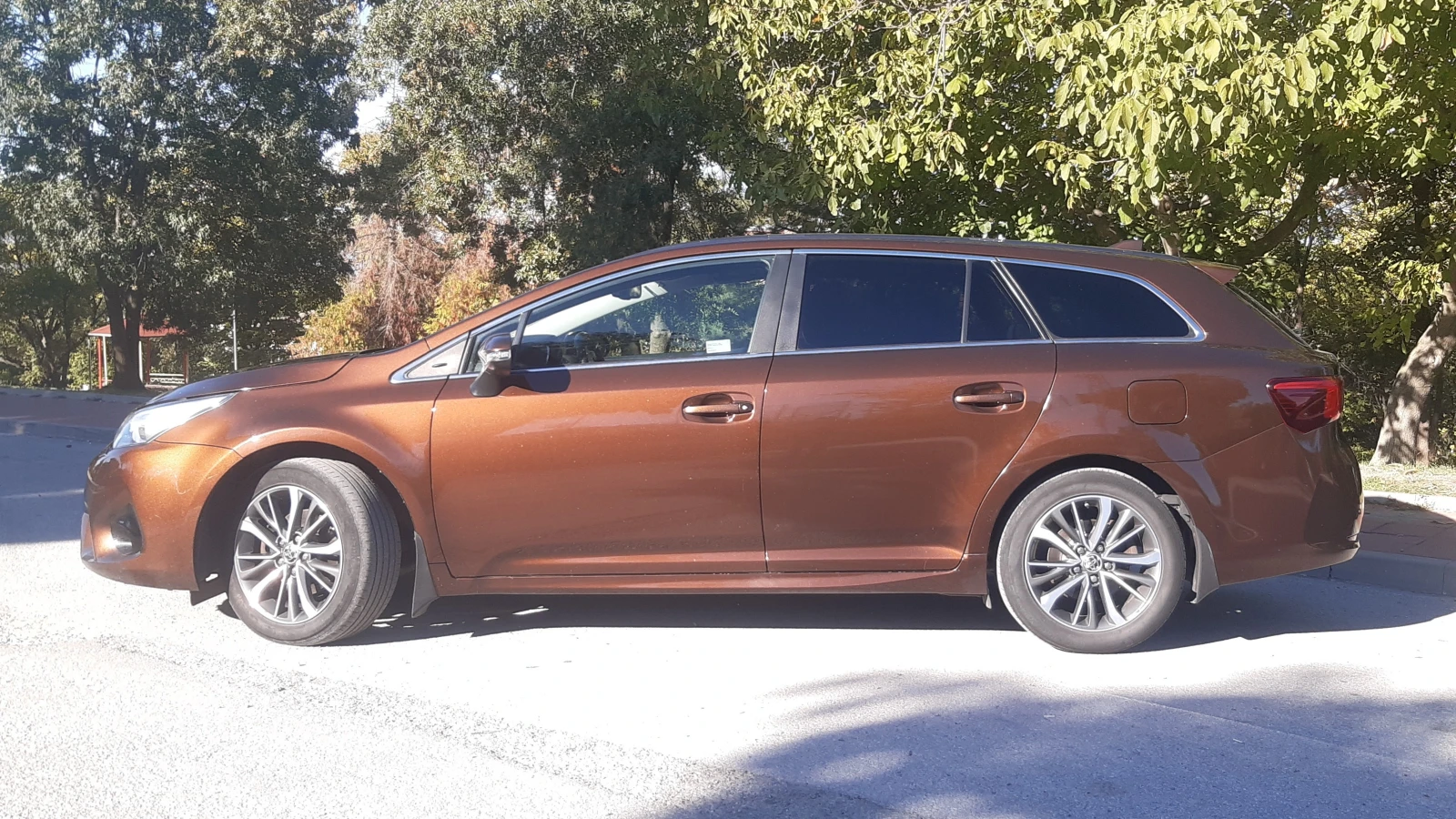 Toyota Avensis 1.8 VVTI , снимка 2 - Автомобили и джипове - 56349734