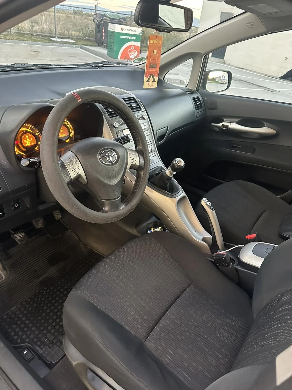 Toyota Auris, снимка 9 - Автомобили и джипове - 56741722