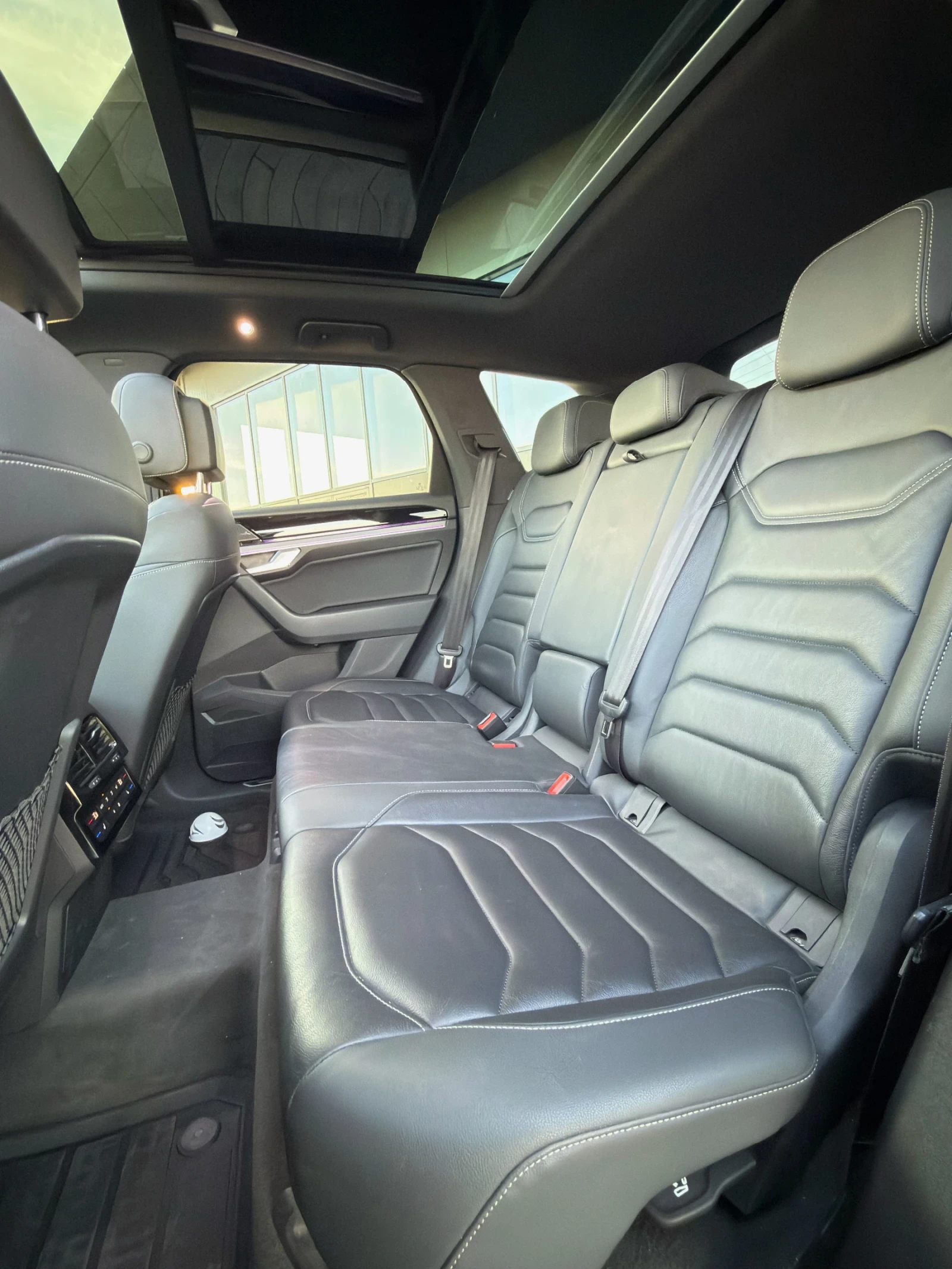VW Touareg 3.0TDI/R-LINE/DAYTONA GRAU/FULL MAX/LIZING, снимка 12 - Автомобили и джипове - 54865369