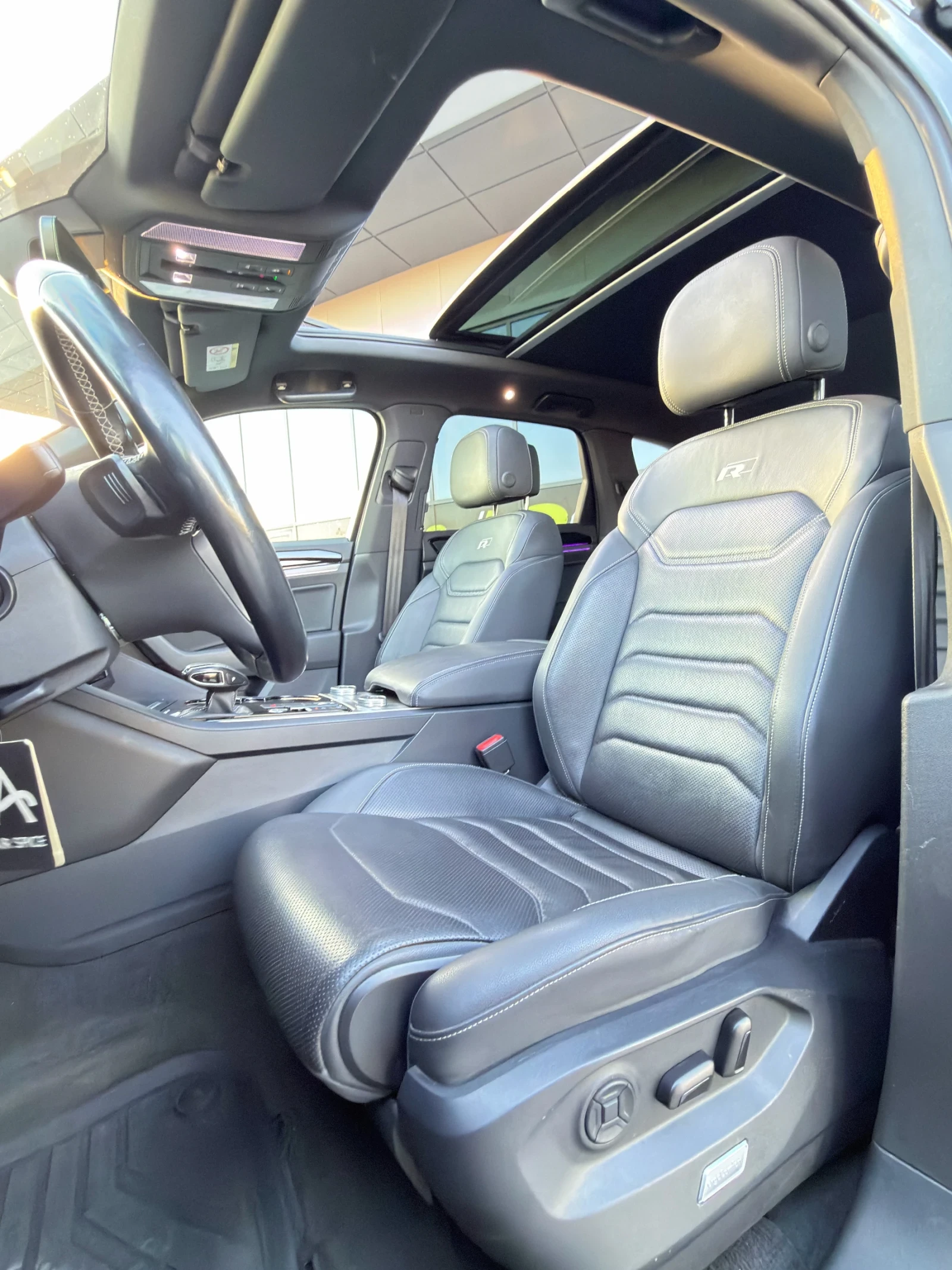 VW Touareg 3.0TDI/R-LINE/DAYTONA GRAU/FULL MAX/LIZING, снимка 10 - Автомобили и джипове - 54865369