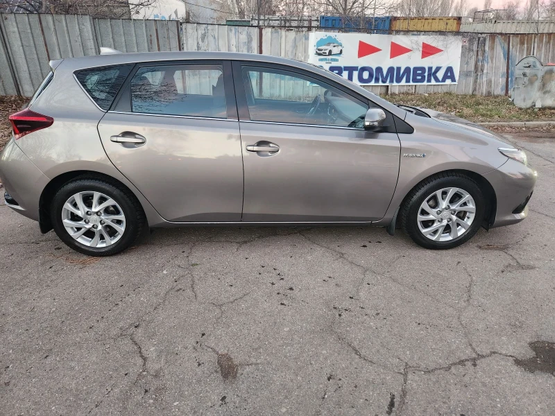 Toyota Auris 1.8, снимка 5 - Автомобили и джипове - 48395418