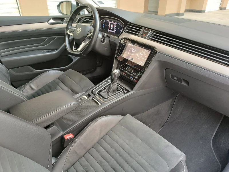 VW Passat Elegance, Digital, Сервизна История-117км., снимка 11 - Автомобили и джипове - 49579765