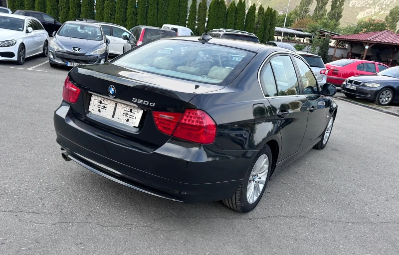 BMW 320 FaceLift - 2.0TDI - КЛИМАТРОНИК - УНИКАТ, снимка 5 - Автомобили и джипове - 51648970
