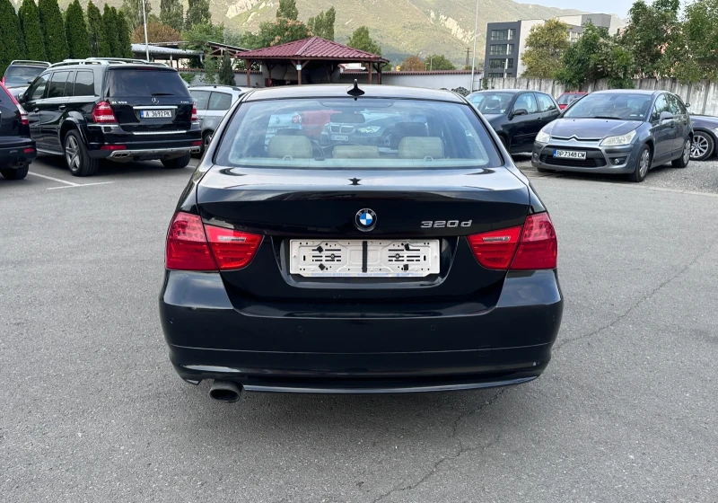BMW 320 FaceLift - 2.0TDI - КЛИМАТРОНИК - УНИКАТ, снимка 6 - Автомобили и джипове - 51648970