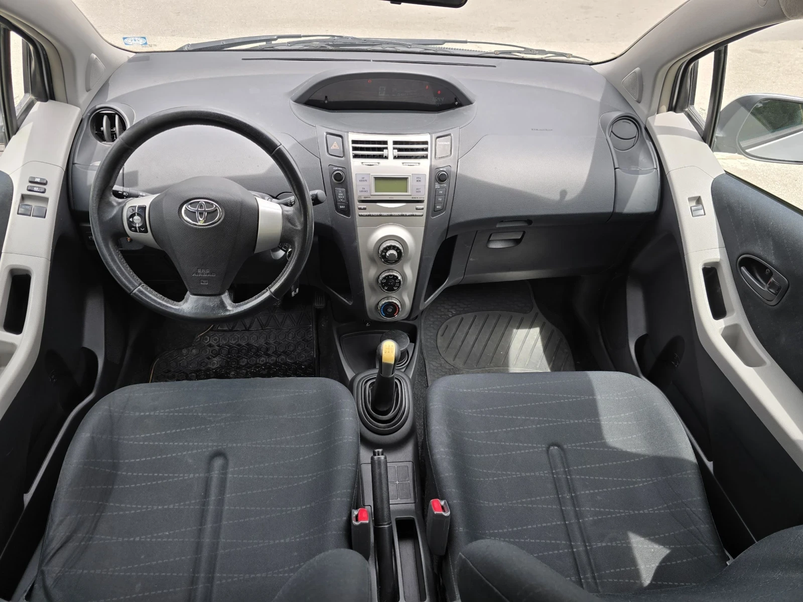 Toyota Yaris 1.0i   70к.с  153000km - изображение 10