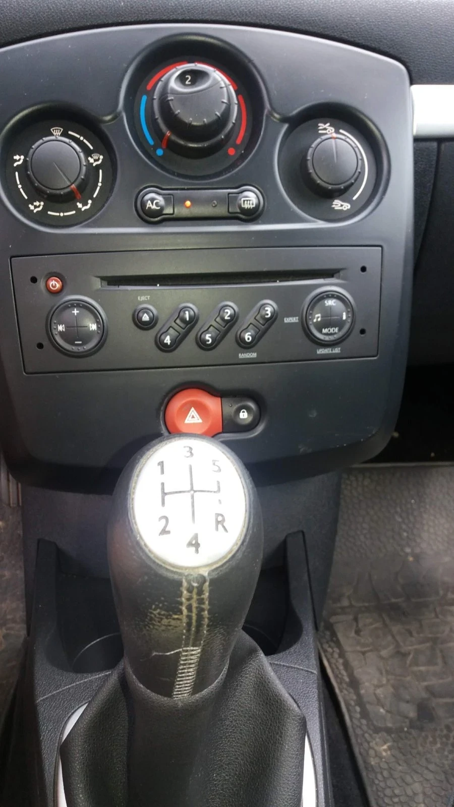 Renault Clio 1.4, снимка 7 - Автомобили и джипове - 54719687