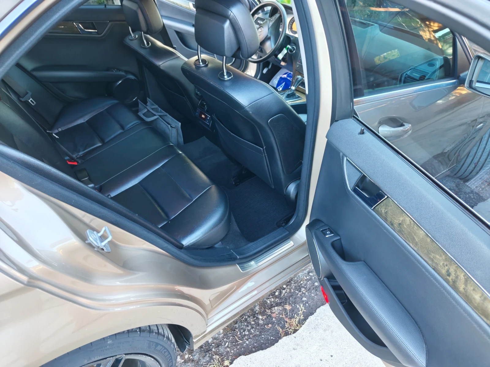 Mercedes-Benz C 320 Avatgarde, снимка 8 - Автомобили и джипове - 55501850