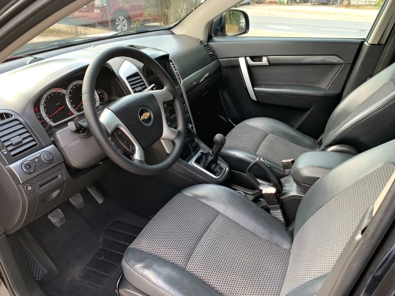 Chevrolet Captiva 2.4i ГАЗОВ ИНЖЕКЦИОН 6+ 1М, снимка 7 - Автомобили и джипове - 51345097