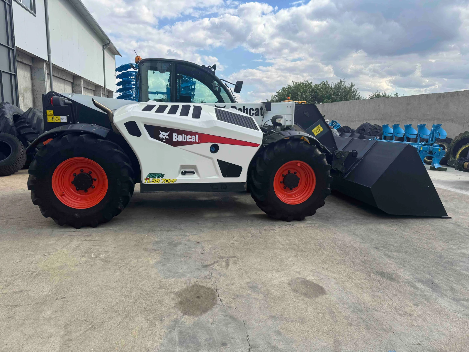 Телескопичен товарач Bobcat TL38.70HF - лизинг - изображение 2
