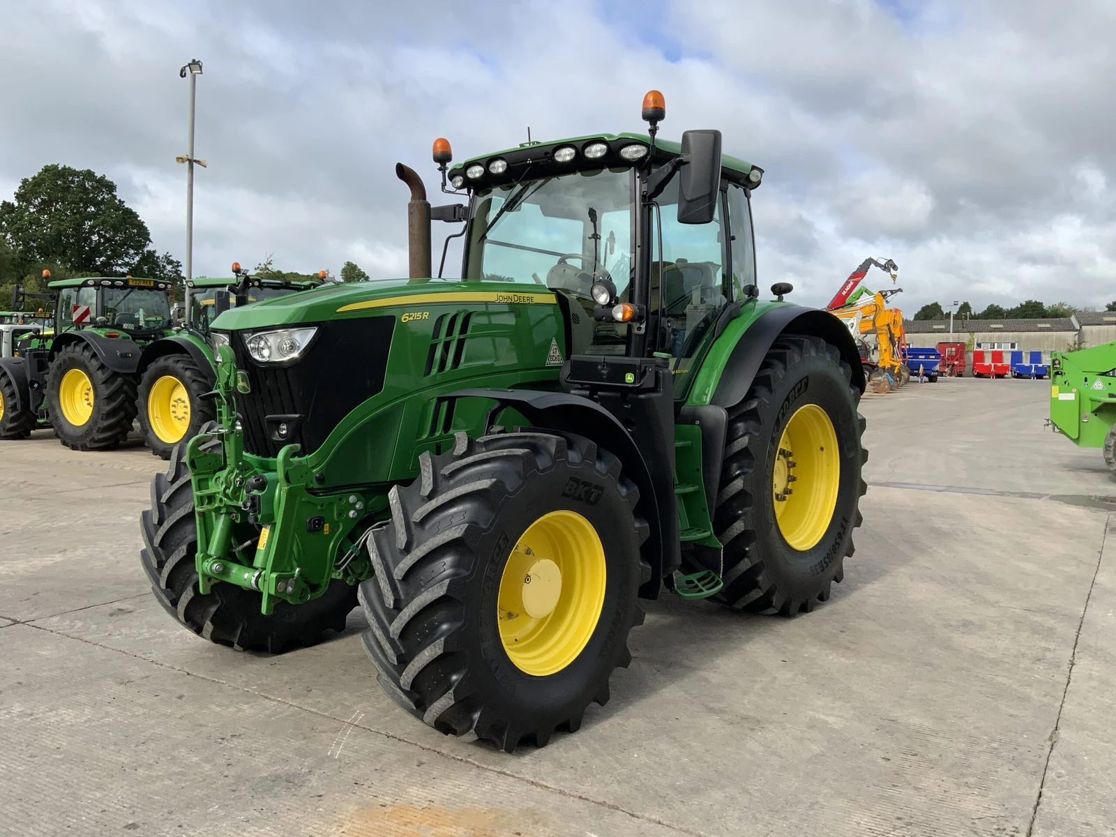 Трактор John Deere 6215R Premium Edition