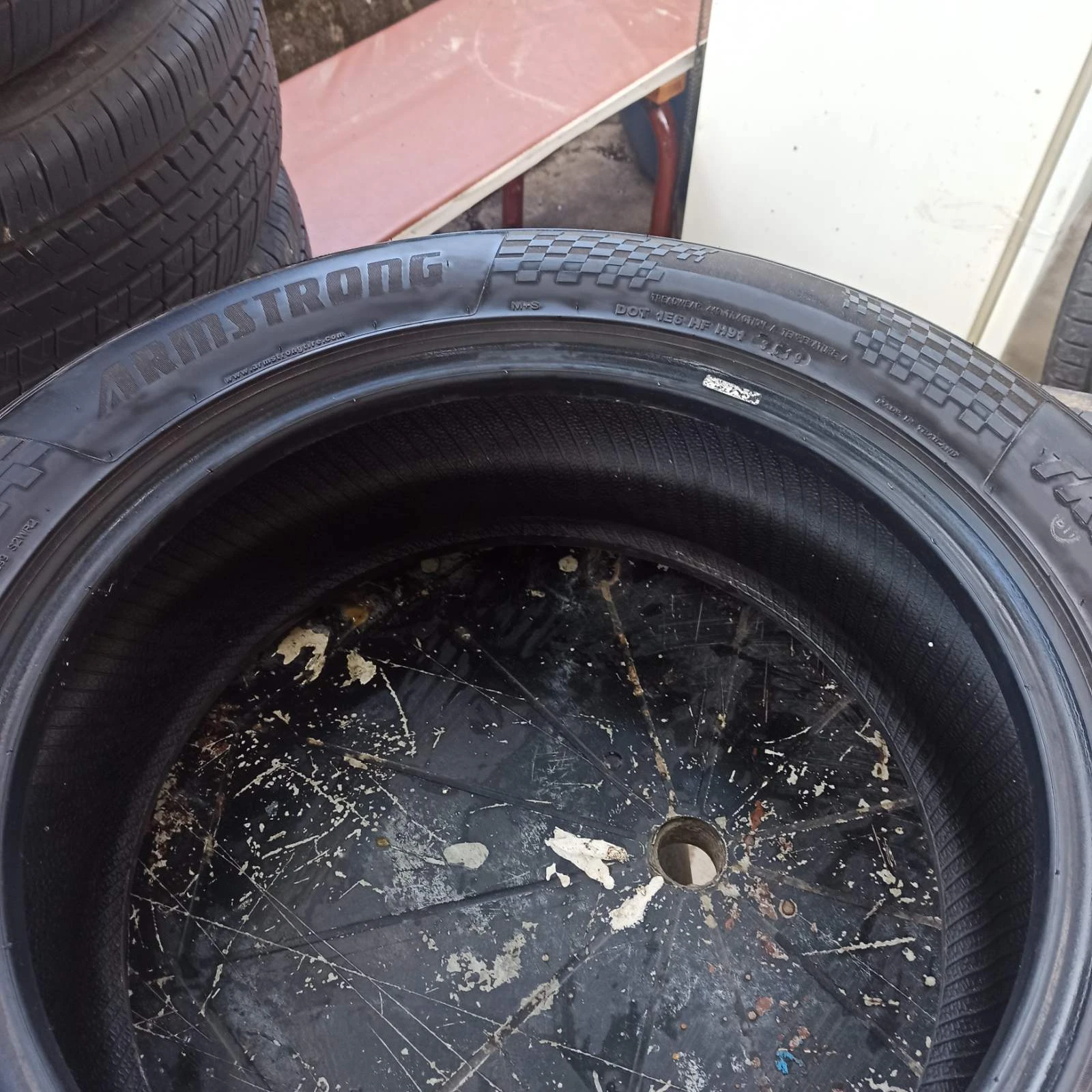 Гуми Зимни 235/60R18, снимка 2 - Гуми и джанти - 56245657