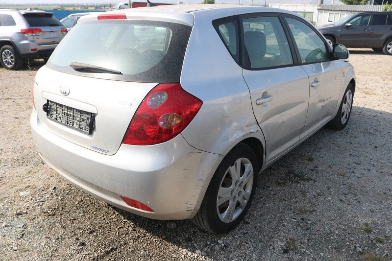 Kia Ceed 1.6 CRDI, снимка 7 - Автомобили и джипове - 41665184