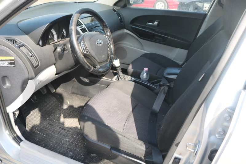 Kia Ceed 1.6 CRDI, снимка 10 - Автомобили и джипове - 41665184