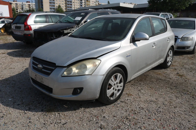 Kia Ceed 1.6 CRDI, снимка 4 - Автомобили и джипове - 41665184