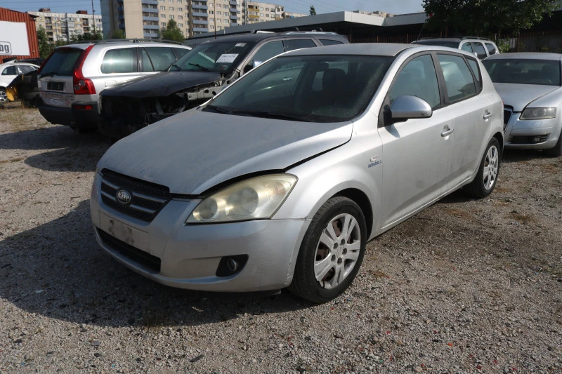 Kia Ceed 1.6 CRDI, снимка 3 - Автомобили и джипове - 41665184