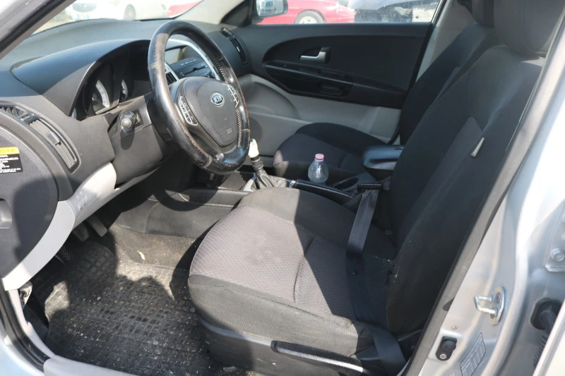 Kia Ceed 1.6 CRDI, снимка 9 - Автомобили и джипове - 41665184