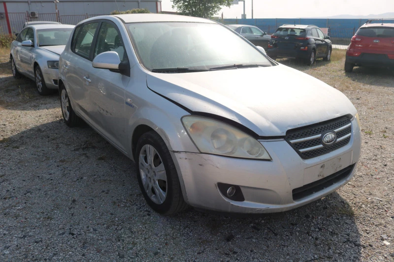 Kia Ceed 1.6 CRDI, снимка 2 - Автомобили и джипове - 41665184