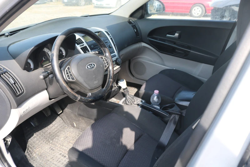 Kia Ceed 1.6 CRDI, снимка 11 - Автомобили и джипове - 41665184