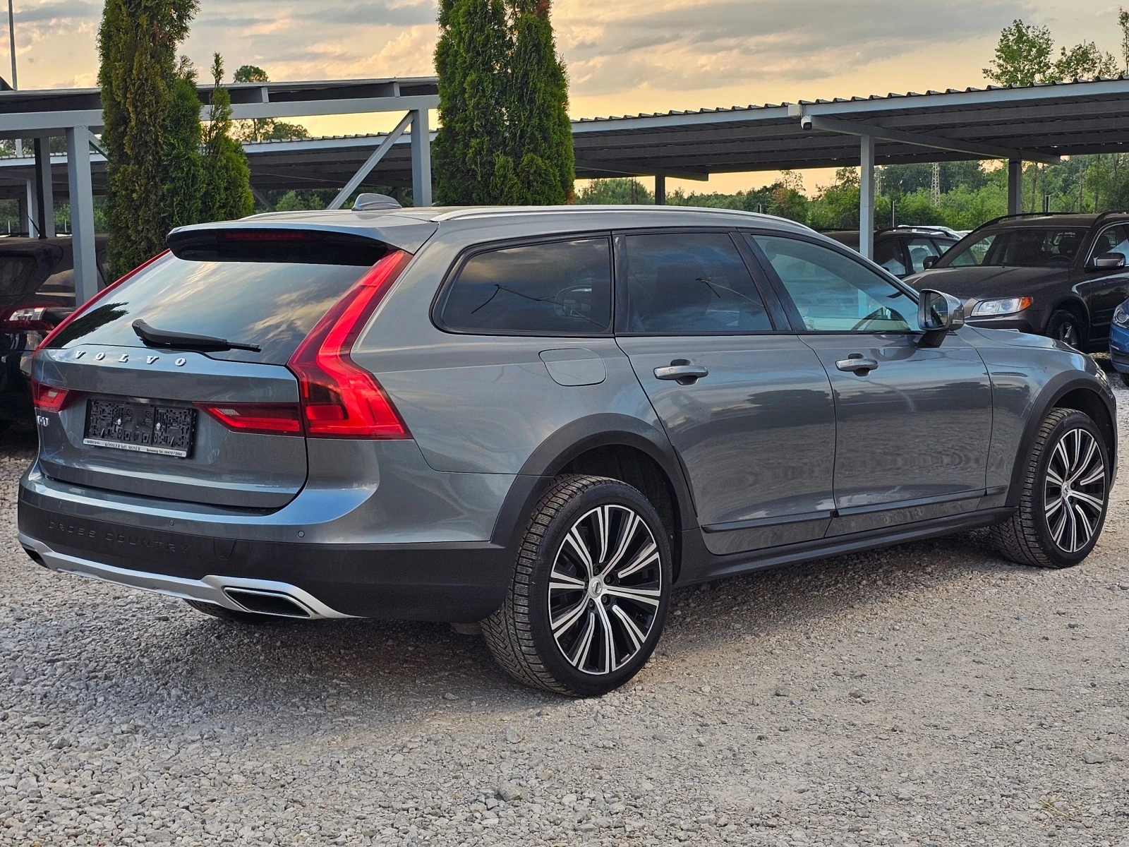 Volvo V90 Cross Country 2.0D 235кс AWD ! ! РЕАЛНИ КИЛОМЕТРИ  - изображение 4