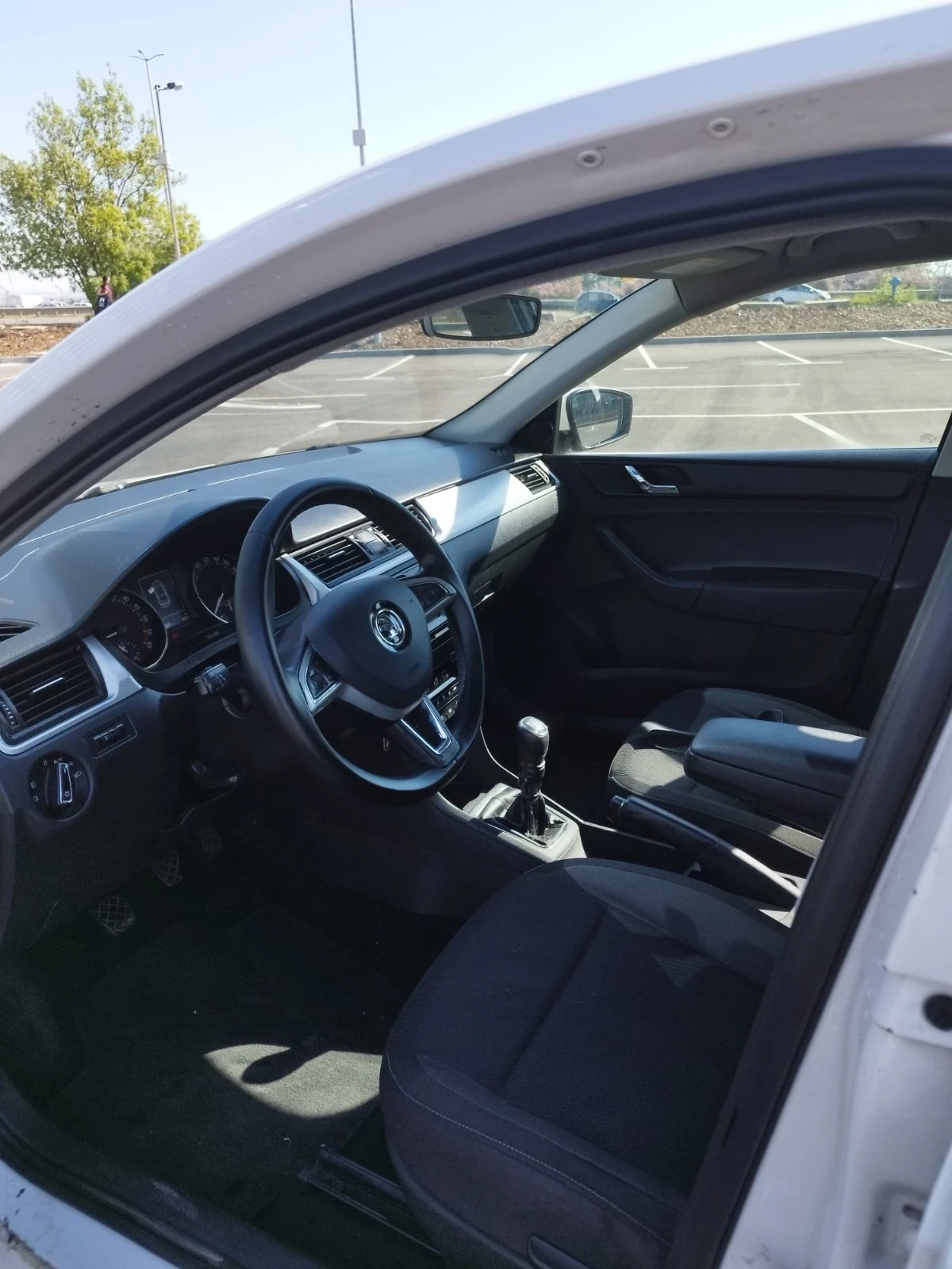 Skoda Rapid 1.6 дизел, снимка 11 - Автомобили и джипове - 54459505