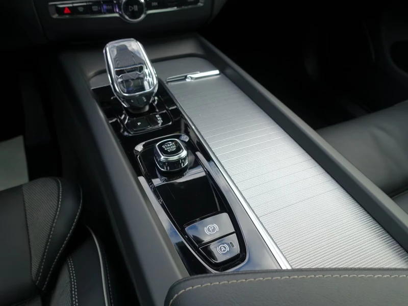 Volvo XC60 ULTRA-BLACK/250HP/PANO/HUD/360/MEMO/H&K/LED/468g, снимка 14 - Автомобили и джипове - 52146393
