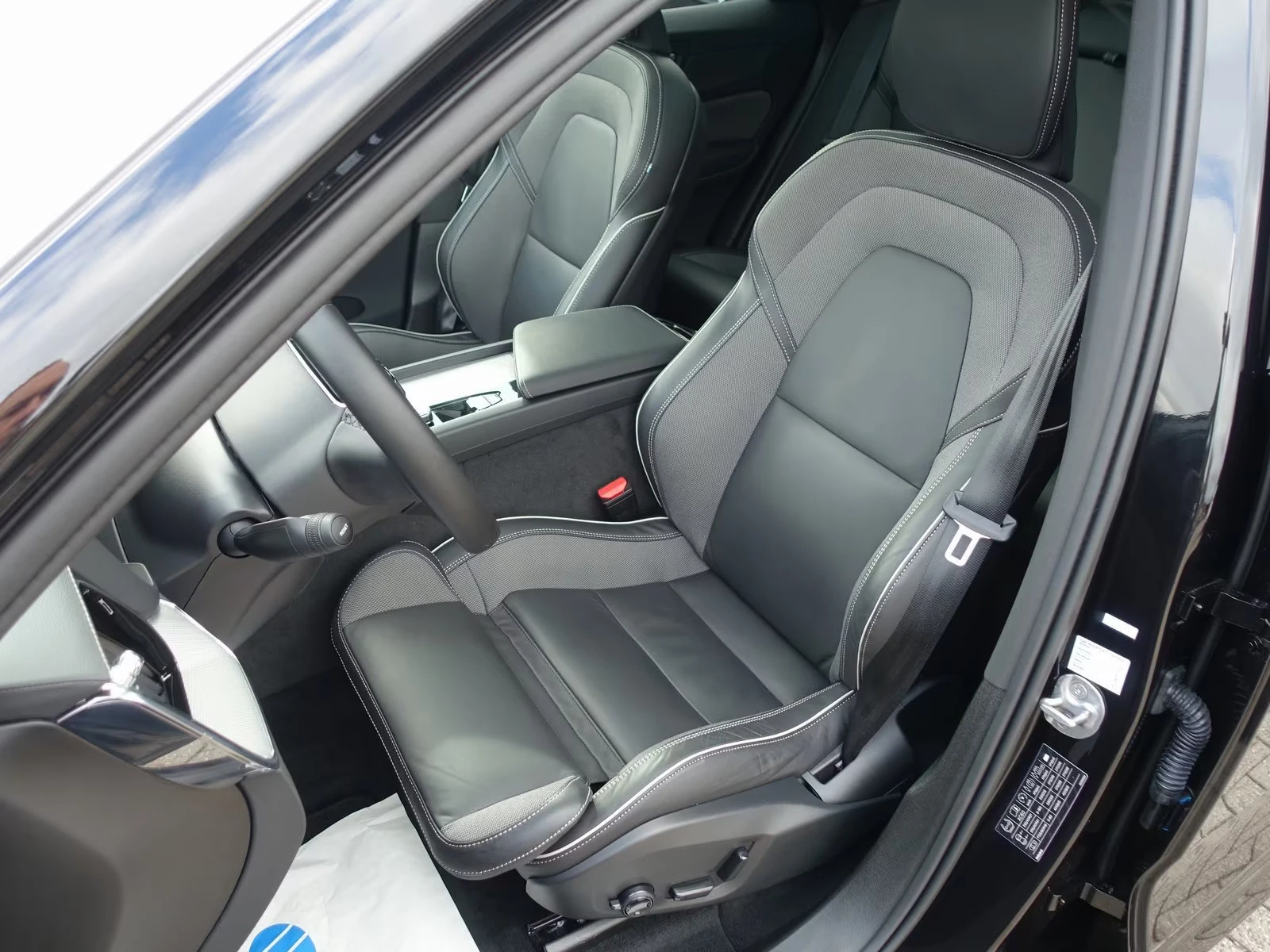 Volvo XC60 ULTRA-BLACK/250HP/PANO/HUD/360/MEMO/H&K/LED/468g - изображение 7